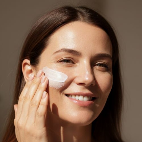 Pflege der Haut nach dem 40. Lebensjahr, zwischen Dermatologie und ästhetischer Medizin.