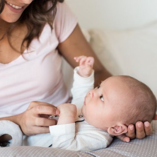 Wie man gut schläft und das Baby mit dem Stillkissen stillt.